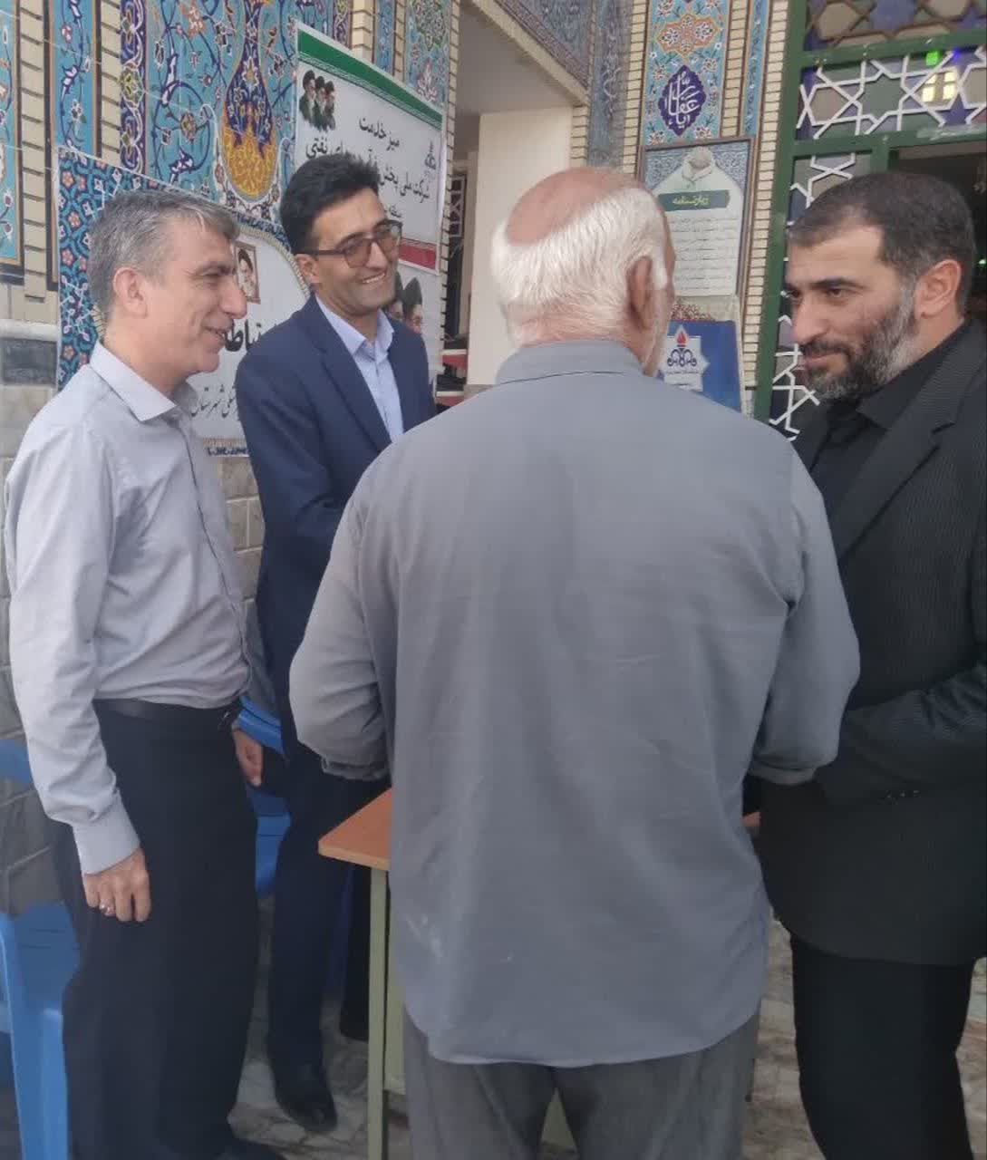 برپایی میز خدمت اداره منابع آب شهرستان ابرکوه در بخش بهمن